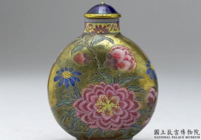 图片[2]-Glass-body painted enamel snuff bottle with flowers on a golden background, Qing dynasty, Qianlong reign (1736-1795)-China Archive